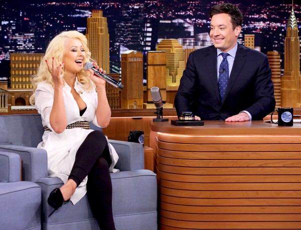 Christina Aguilera imita Cher, Britney Spears e Shakira